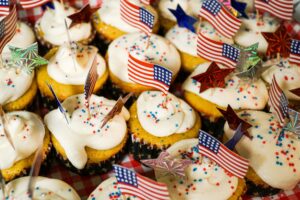 Impreza urodzinowa w amerykańskim stylu: co ubrać i jakie przekąski przygotować?